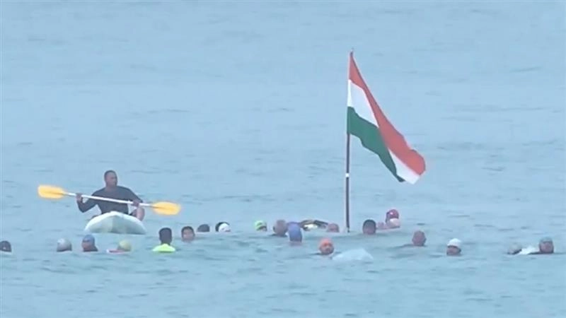 Independence Day 2025: আরব সাগরে জাতীয় পতাকা উত্তোলন ও জাতীয় সঙ্গীত গেয়ে স্বাধীনতা দিবস উদযাপন