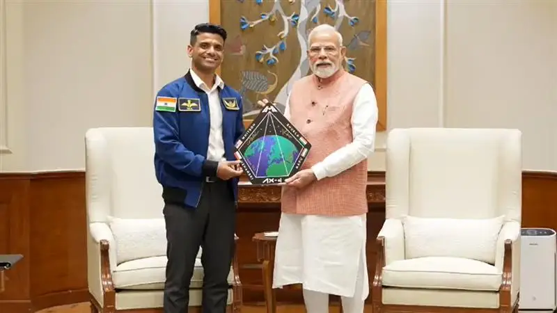 Shubhanshu Shukla Meets PM Modi: মহাকাশজয়ী শুভাংশুর সঙ্গে সাক্ষাৎ প্রধানমন্ত্রীর, অভিযান নিয়ে গ্রুপ ক্যাপ্টেনের সঙ্গে গল্প মোদীর
