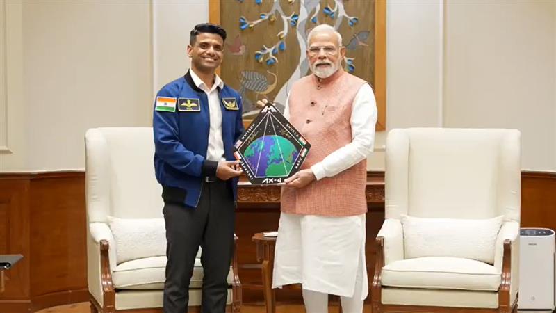 Shubhanshu Shukla Meets PM Modi: মহাকাশজয়ী শুভাংশুর সঙ্গে সাক্ষাৎ প্রধানমন্ত্রীর, অভিযান নিয়ে গ্রুপ ক্যাপ্টেনের সঙ্গে গল্প মোদীর