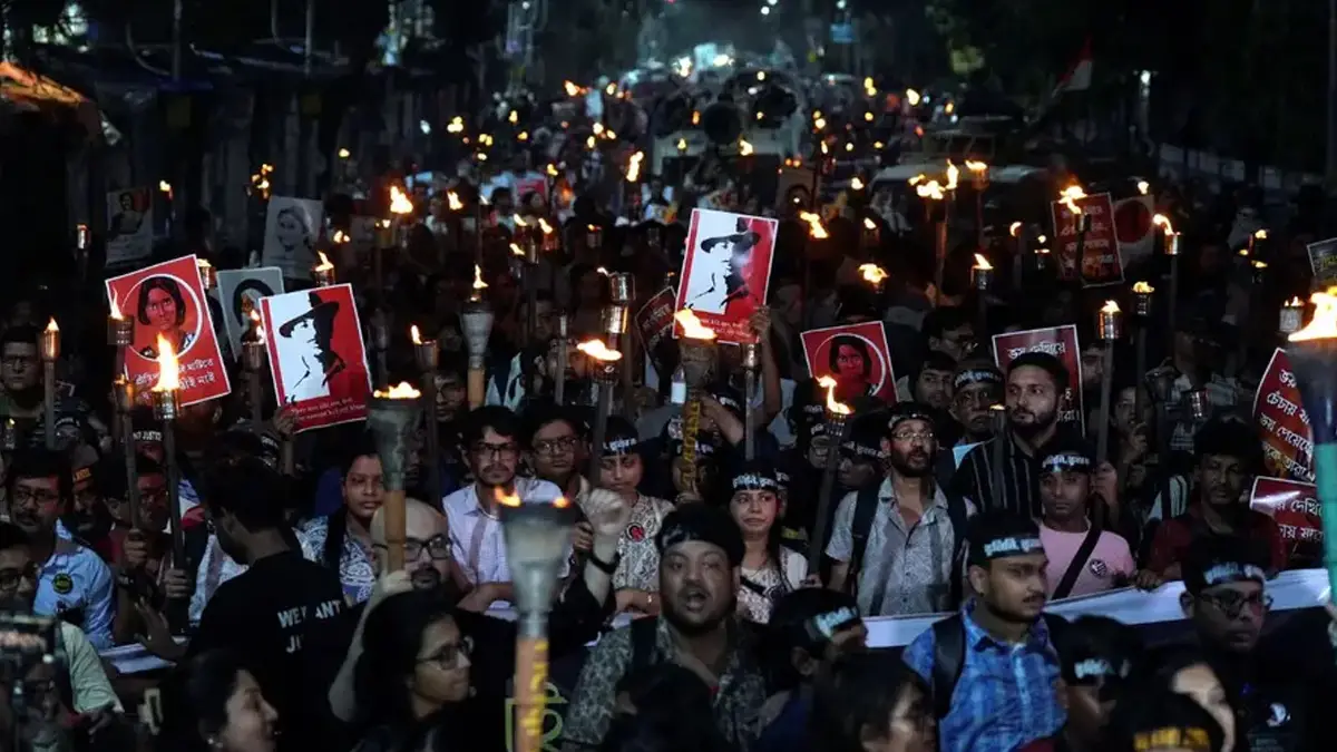 RG Kar Rape Case: রাতের অন্ধকারে জ্বলল মশাল, নেভেনি প্রতিবাদের আগুন, একবছর পেরোলো আরজি কর ধর্ষণকাণ্ডের