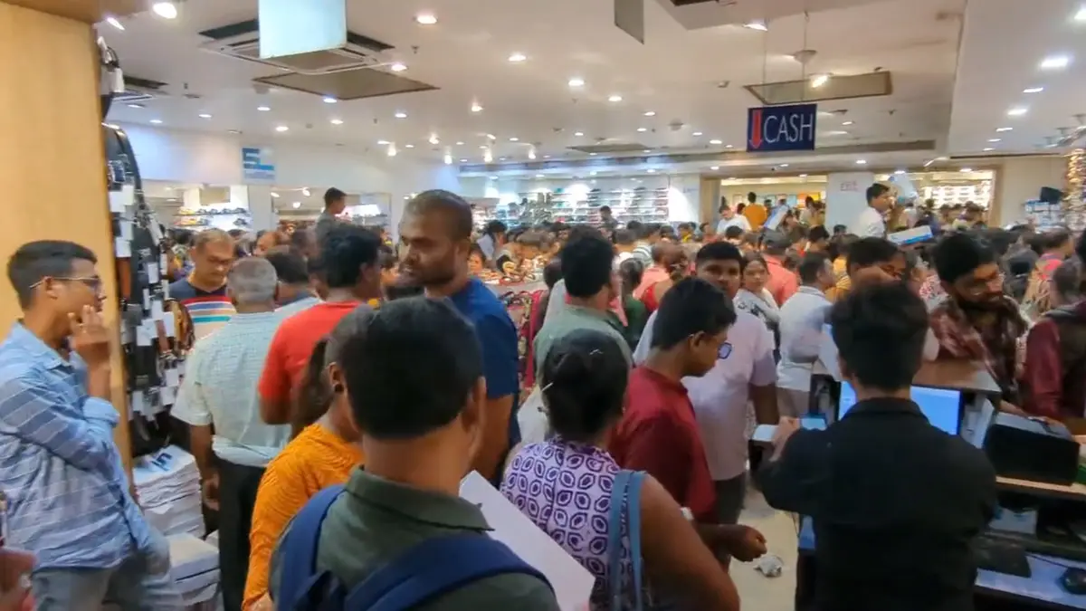 Durga Puja 2025: পুজো আর ৪৮ দিন, কেনাকাটা শুরু বাঙালির, শহরের বাজারে ভিড় বাড়ছে