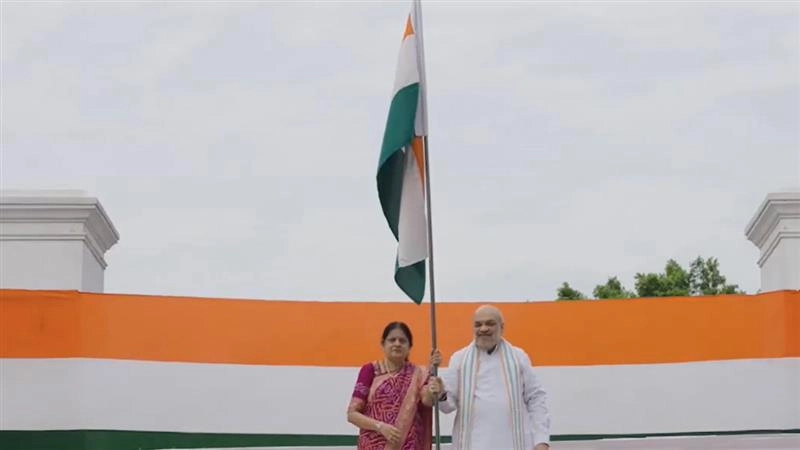 Independence Day Celebrations: অমিত শাহ তাঁর বাড়িতে জাতীয় পতকা উত্তোলন করলেন, দেখুন ভিডিও