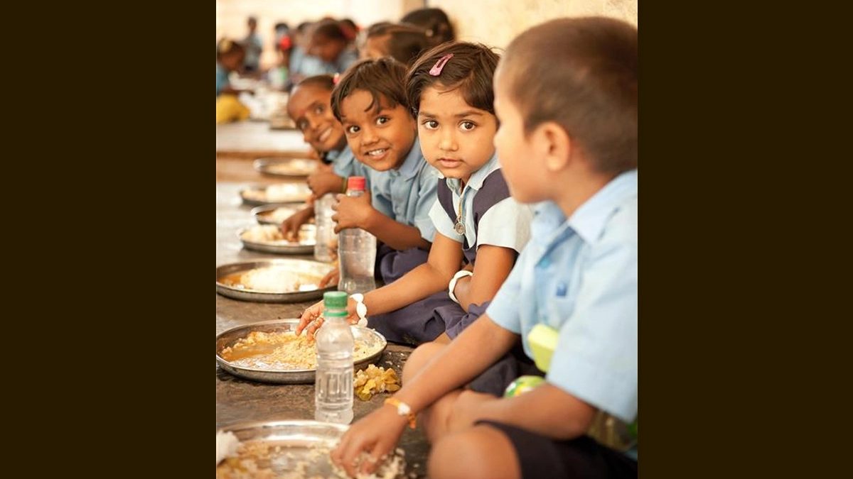 Mid-Day Meal: কুকুরের এঁটো করা খাবার খেতে দেওয়া হল শিক্ষার্থীদের, প্রত্যেককে ২৫,০০০ টাকা করে ক্ষতিপূরণ দেওয়ার নির্দেশ হাইকোর্টের