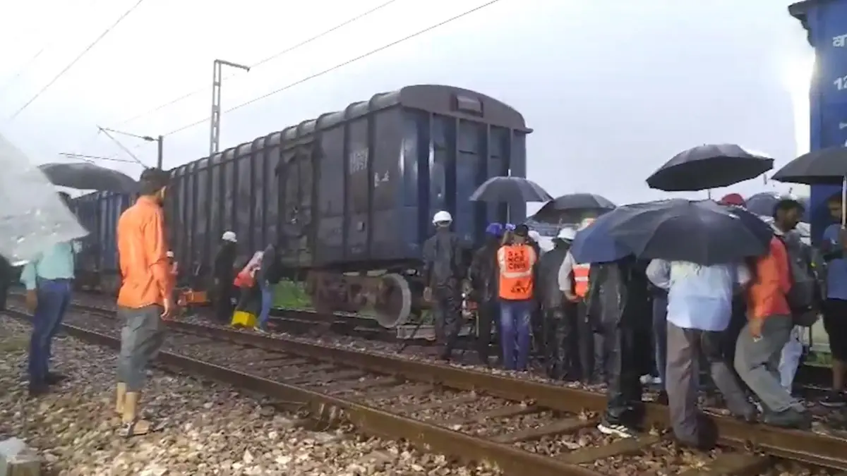 Kanpur: কানপুরে লাইনচ্যুত মালগাড়ি, অল্পের জন্য এড়ানো গেল দুর্ঘটনা, দেখুন ভিডিয়ো