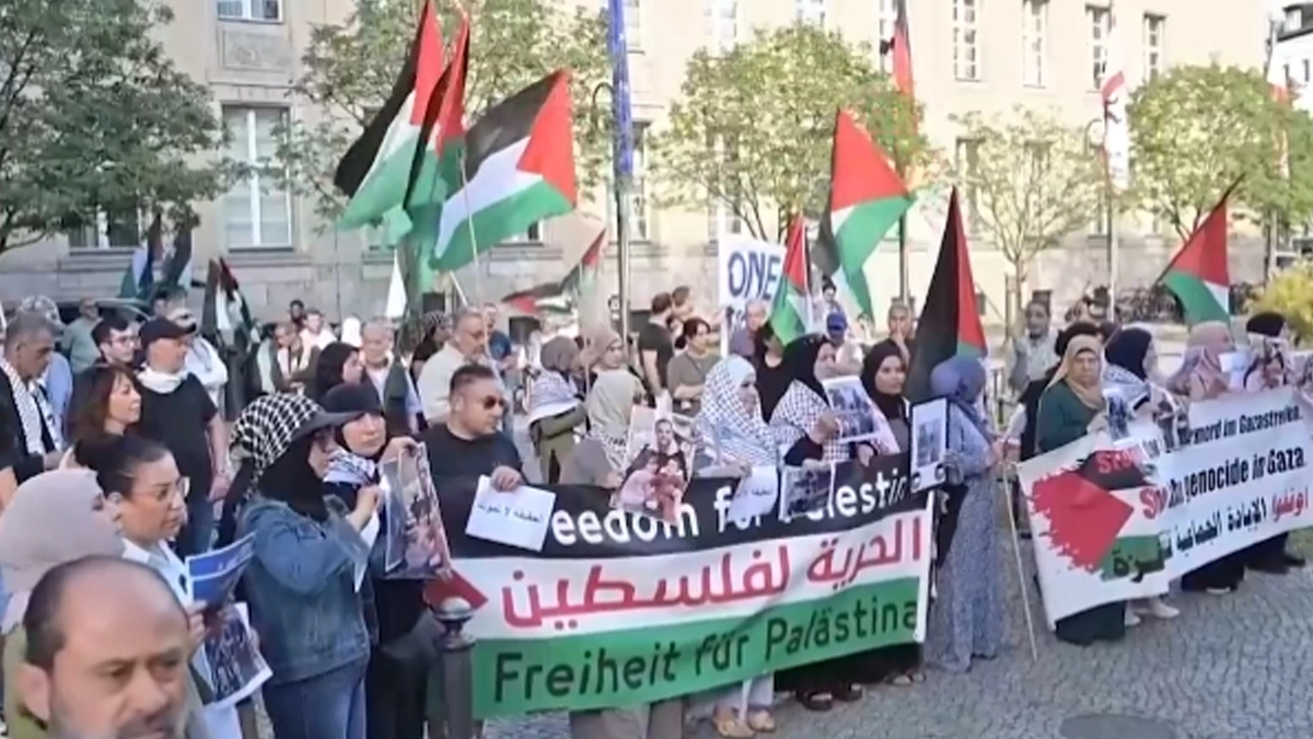 Massive Protests গাজায় সাংবাদিক হত্যায় বিশ্বজুড়ে নিন্দা, বার্লিনে ব্যাপক বিক্ষোভ মিছিল