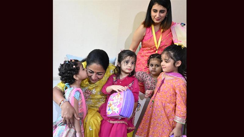 Rakhi Celebrations: 'দিল্লির মুখ্যমন্ত্রী হিসেবে এটি আমার প্রথম রাখি বন্ধন'- মুখ্যমন্ত্রী জনসেবা সদনে স্কুল পড়ুয়াদের সঙ্গে রাখি বন্ধন উদযাপন রেখা গুপ্তার
