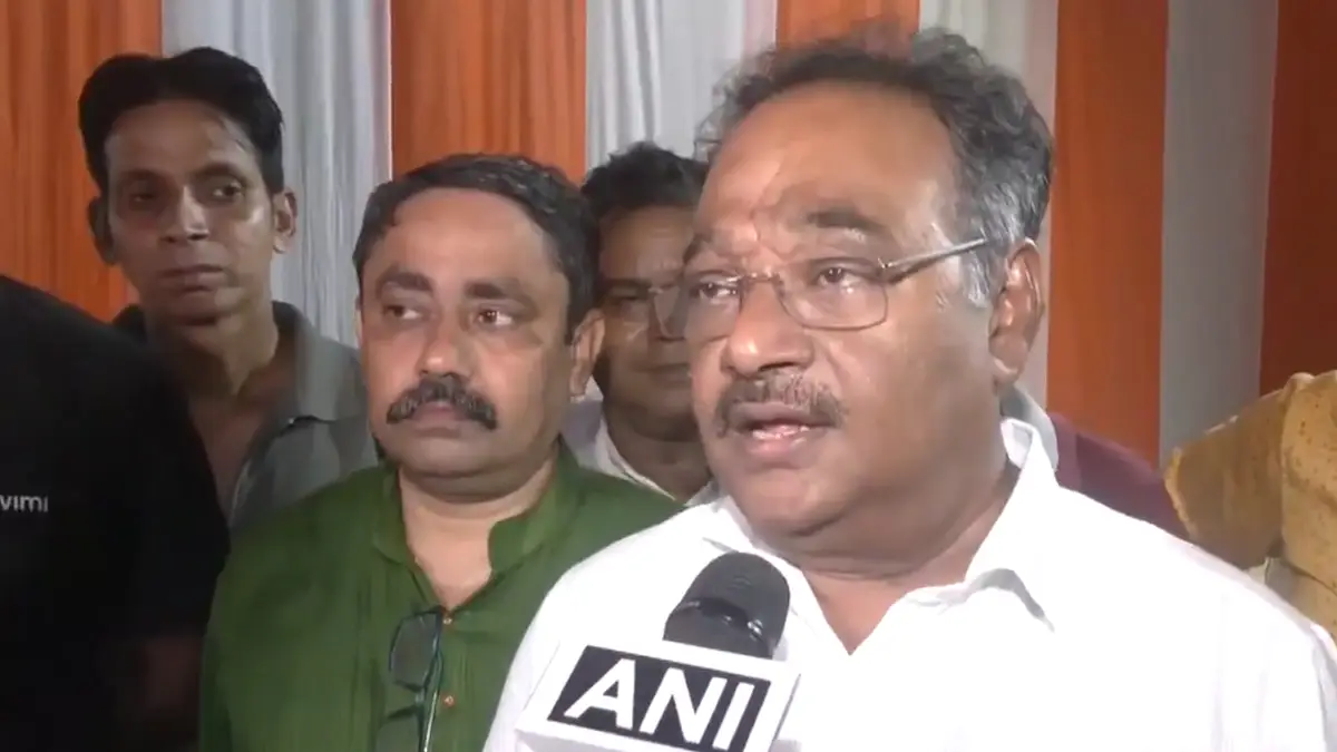 Samik Bhattacharya: ভিনরাজ্যে বাঙালিরা ৫ হাজার টাকার বেশি আয় করছেন, শ্রমশ্রী প্রকল্পের সমালোচনায় শমীক ভট্টাচার্যের