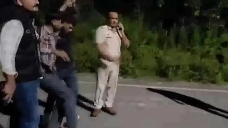 Elvish Yadav House Firing Case: এলভিস যাদবের বাড়িতে গুলি চালানোর ঘটনায় গ্রেফতার এক, এনকাউন্টারে আহত অভিযুক্ত (দেখুন ভিডিও)