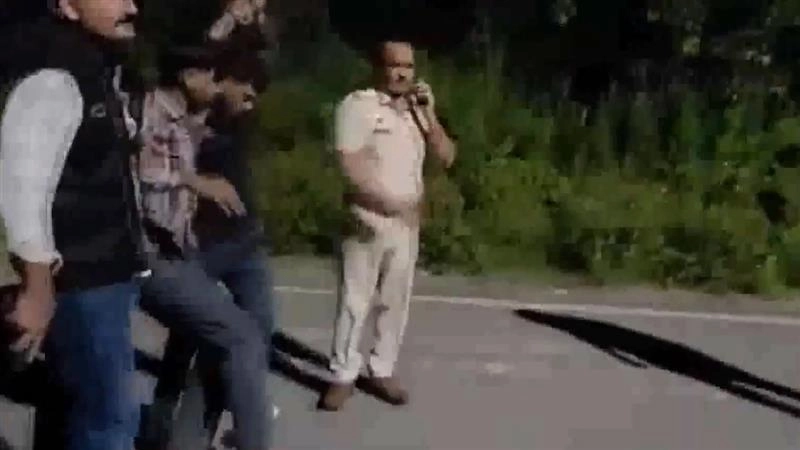 Elvish Yadav House Firing Case: এলভিস যাদবের বাড়িতে গুলি চালানোর ঘটনায় গ্রেফতার এক, এনকাউন্টারে আহত অভিযুক্ত (দেখুন ভিডিও)