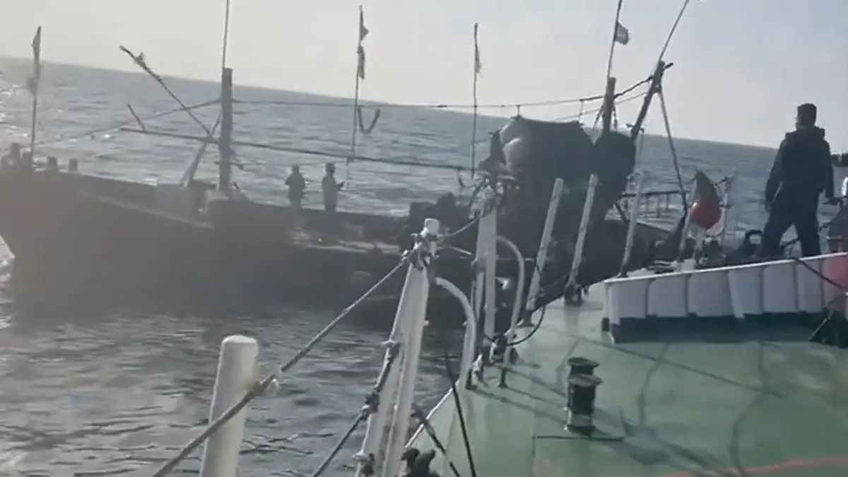 Gujarat Fishing Boats Capsize: খারাপ আবহাওয়ার মাঝে গুজরাটে আরব সাগরে ডুবল দু’টি মাছধরা নৌকা, ৮ মৎস্যজীবী নিখোঁজ