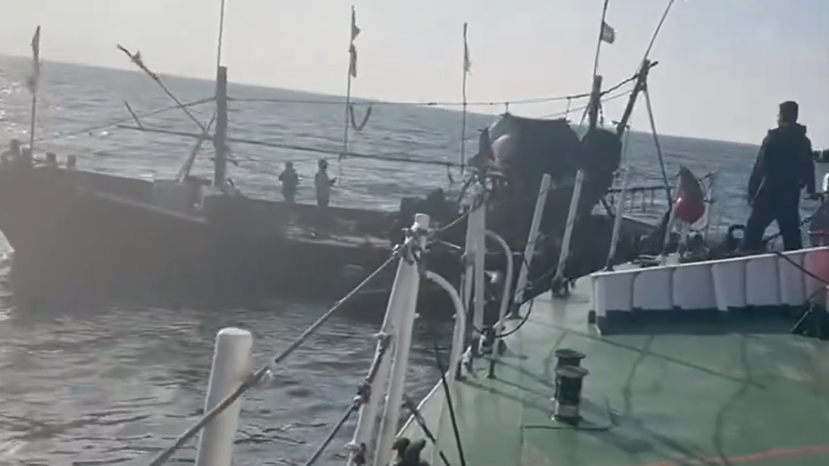 Gujarat Fishing Boats Capsize: খারাপ আবহাওয়ার মাঝে গুজরাটে আরব সাগরে ডুবল দু’টি মাছধরা নৌকা, ৮ মৎস্যজীবী নিখোঁজ