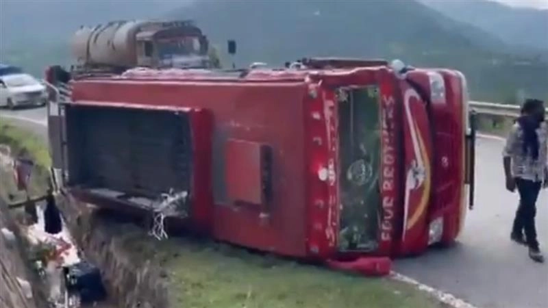 Accident: যাত্রীবাহী বাস উল্টে ১ জন নিহত, ৯ জন আহত