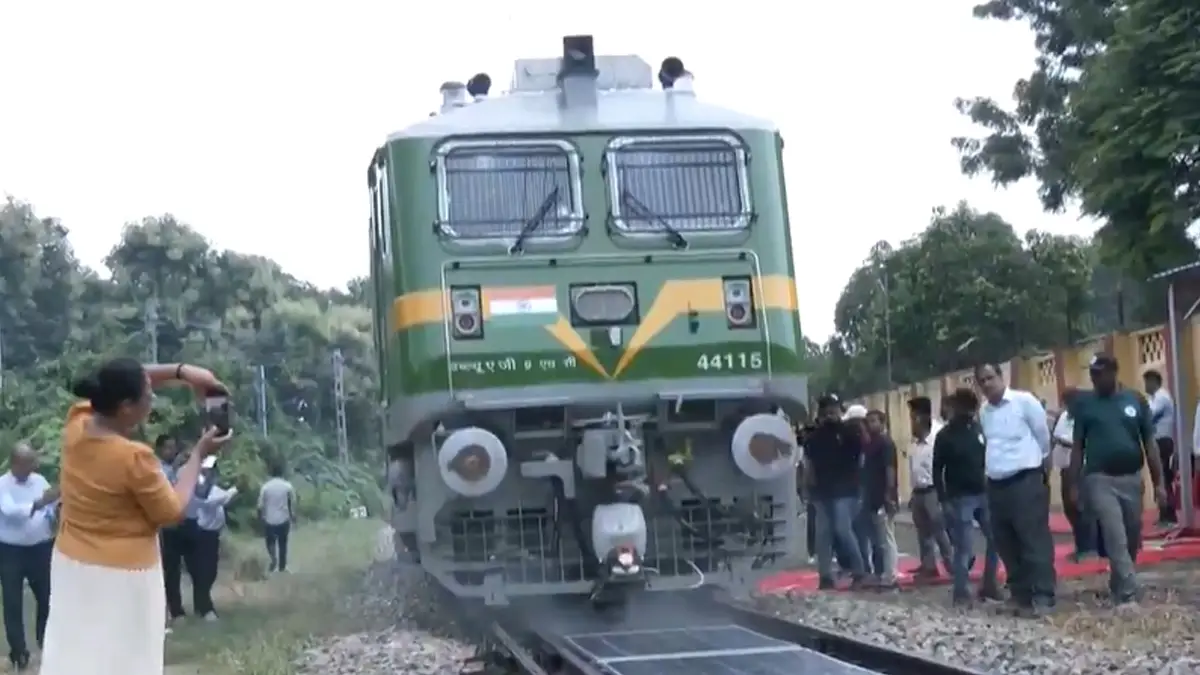 Indian Railways: রেললাইনে বসছে সোলার প্যানেল, ২০৩০-এর মধ্যে ভারতীয় রেললাইনের ভোল বদলাতে চাইছে কেন্দ্র