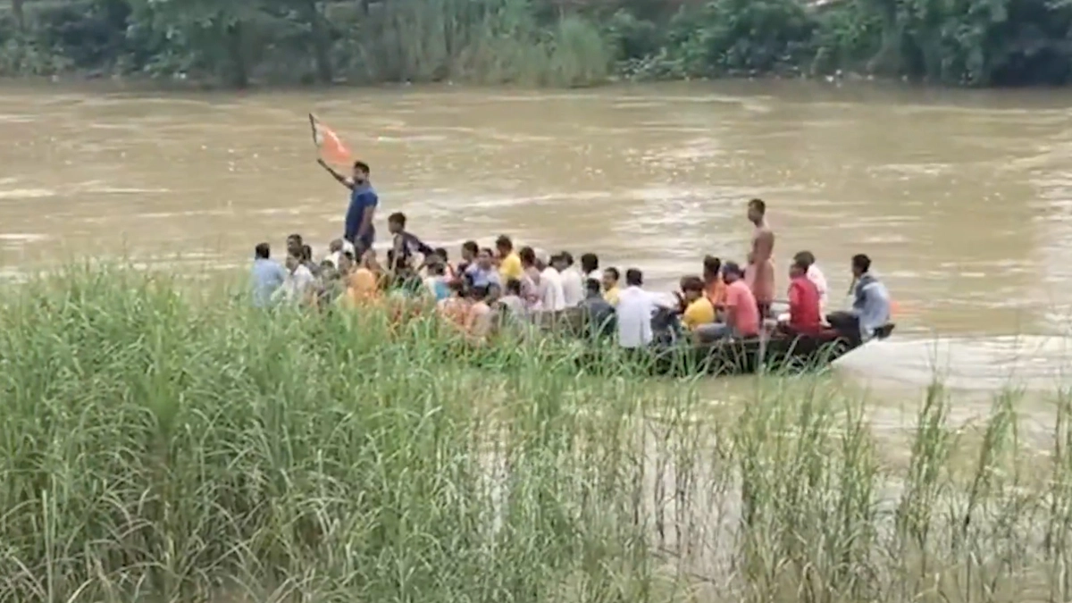 Ghatal Flood: নৌকায় চড়ে বন্যাকবলিত ঘাটাল পরিদর্শনে শুভেন্দু অধিকারী