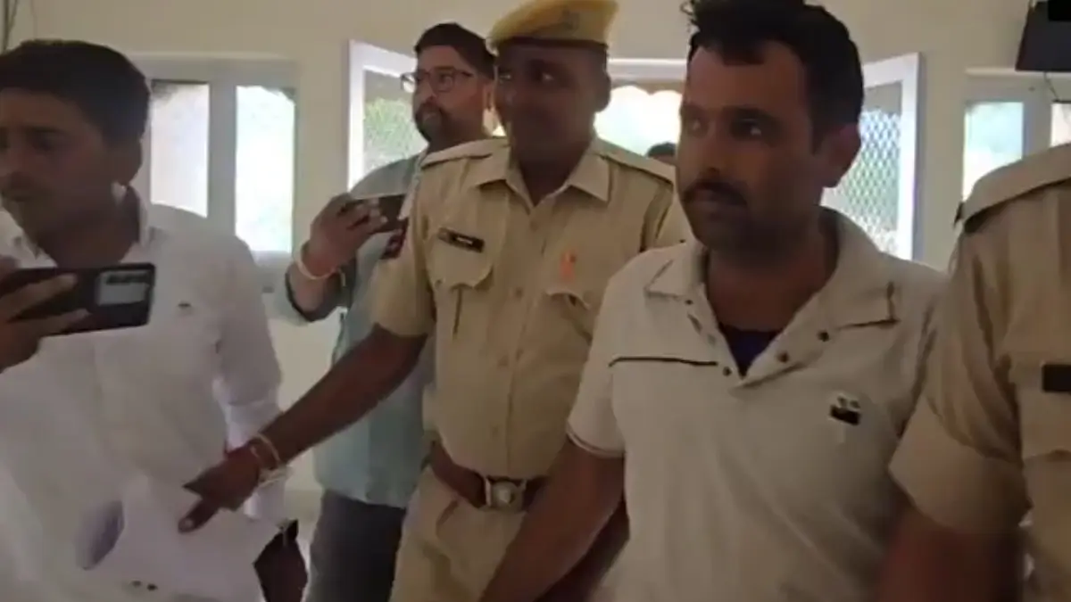 Jaisalmer: পাকিস্তানে আত্মীয়দের সঙ্গে যোগাযোগ করে তথ্যপাচার, গুপ্তচরবৃত্তির অভিযোগে গ্রেফতার যুবক