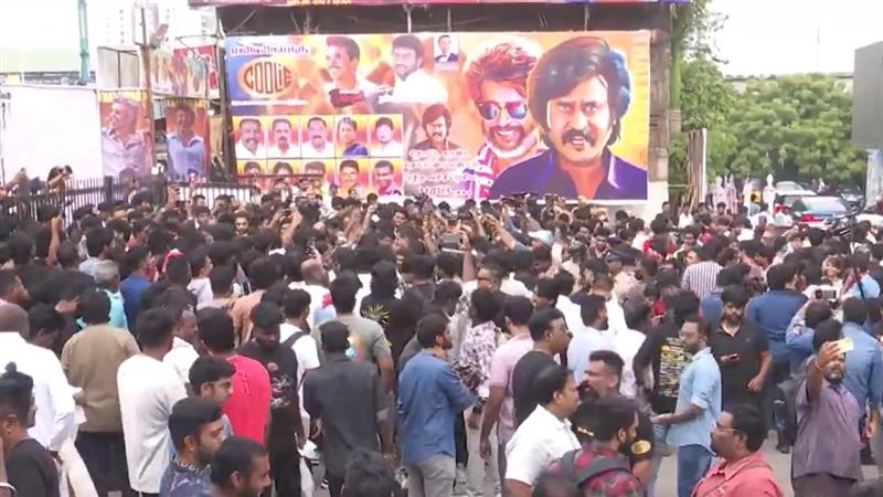 Coolie: রজনীকান্ত ও নাগার্জুন অভিনীত 'কুলি' সিনেমা দেখার জন্য প্রচুর সংখ্যক ভক্তের ভিড়, দেখুন ভিডিও