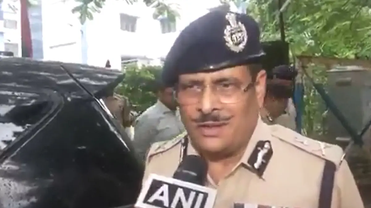 Durga Puja 2025: পুজোর আবহে শহরে বাড়ানো হবে নিরাপত্তা, পুলিশকর্তাদের সঙ্গে বৈঠক সিপি মনোজ ভার্মার