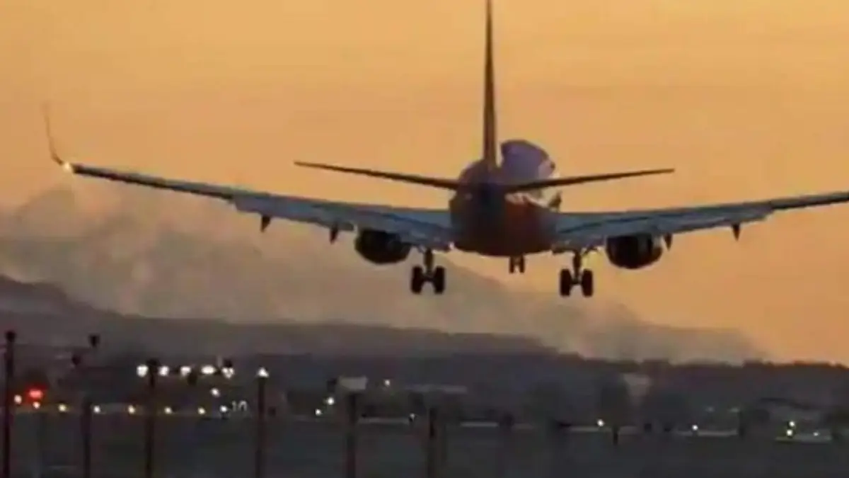 Alliance Air: মাঝ আকাশে যান্ত্রিক সমস্যা, প্রাণের ঝুঁকি নিয়ে রানওয়েতে নামল অ্যালায়েন্স এয়ারের বিমান, আতঙ্কিত যাত্রীরা