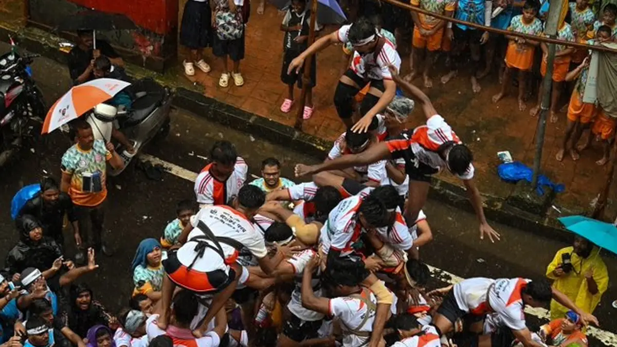 Mumbai: মুম্বইয়ে দহি হাণ্ডি উৎসবে অঘটন, মাটিতে পড়ে মৃত্যু নাবালক সহ দুজনের, আহতরা ভর্তি হাসপাতালে