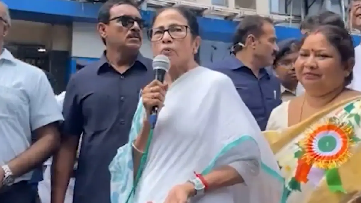 CM Mamata Banerjee: রেড রোডের অনুষ্ঠানে অসুস্থ অসংখ্য পড়ুয়া, হাসপাতালে গিয়ে মাথায় হাত বুলিয়ে এসেছেন মুখ্যমন্ত্রী মমতা বন্দ্যোপাধ্যায়