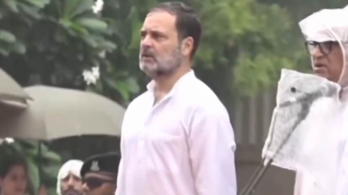 Rahul Gandhi: ভারী বৃষ্টির মাঝে খালি মাথায় দাঁড়িয়ে জাতীয় সঙ্গীত গাইছেন রাহুল গান্ধী, দেখুন ভিডিও