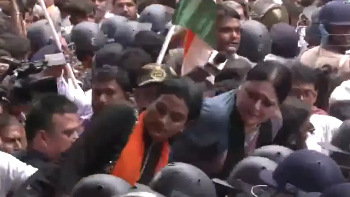 Nabanna Abhijan: পুলিশের সঙ্গে ধস্তাধস্তি, ব্যারিকেড ভেঙে এগোনোর চেষ্টা অগ্নিমিত্রা পালেদের, দেখুন ভিডিয়ো