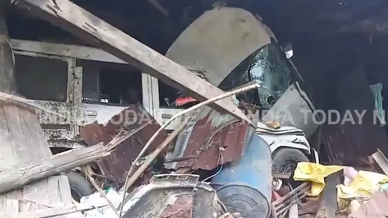 Assam Car Accident: হাইওয়ে থেকে ছিটকে বাড়ির ভিতর ঢুকে পড়ল গাড়ি, তিনসুকিয়ার লেখাপানির দুর্ঘটনায় অক্ষত সমস্ত যাত্রী ও বাড়ির বাসিন্দারা