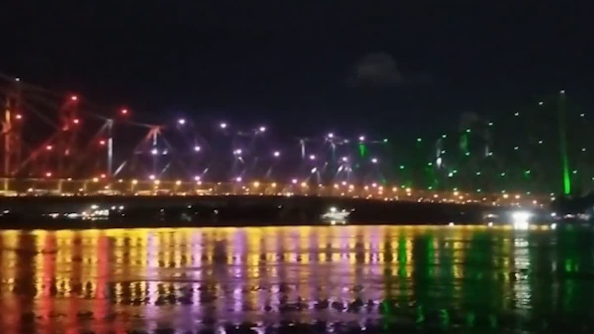 Howrah Bridge: স্বাধীনতা দিবসের আগে আলোর রোশনাইতে সেজে উঠল হাওড়া ব্রিজ, দেখুন ভিডিয়ো