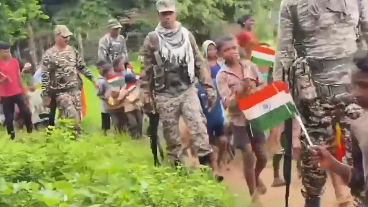 Chhattisgarh: মাওবাদী অধ্যুষিত এলাকায় স্বাধীনতা দিবস পালন, যোগ দিলেন গ্রামবাসীরা, দেখুন ভিডিয়ো