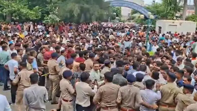 Murder In Ahmedabad School: আমেদাবাদের স্কুলে রক্তারক্তি, নবম শ্রেণির পড়ুয়ার হাতে খুন দশম শ্রেণির পড়ুয়া