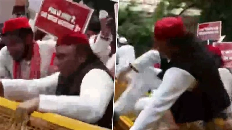 Akhilesh Yadav Jumps Over Delhi Police Barricade: 'দিল্লিতে ধুন্ধুমার', নির্বাচন কমিশনের অফিসে যেতে পুলিশের ব্যারিগেটে চড়ে বসলেন অখিলেশ যাদব, লাফ দিয়ে পার করলেন সীমানা, দেখুন