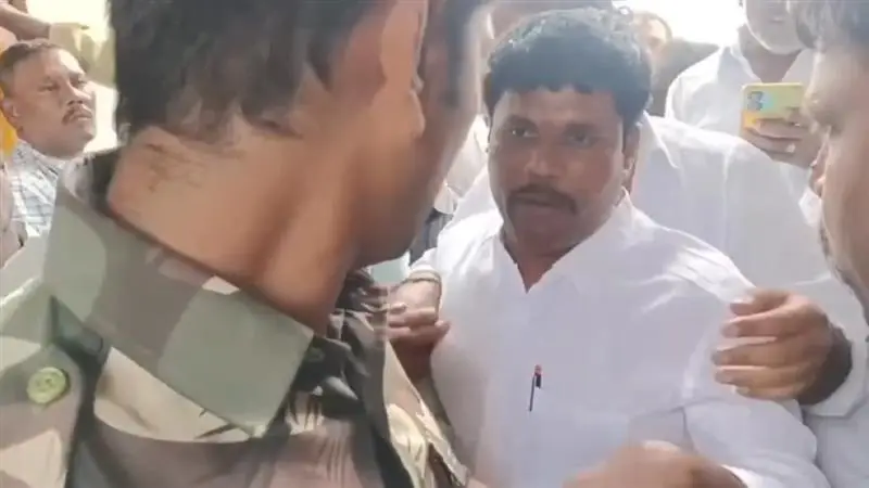 Viral Video: ক্ষমতার অপব্যবহার, দাদার 'পাওয়ার' কাজে লাগিয়ে পুলিশকে ঠাটিয়ে চড় মন্ত্রীর ভাইয়ের, ভাইরাল ভিডিয়ো