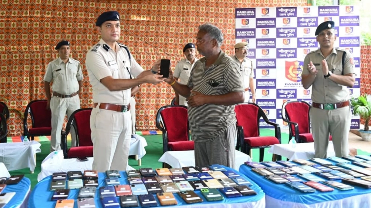 Bankura Police:খোয়া যাওয়া ১ হাজারের বেশি ফোন মালিকের হাতে ফেরাল বাঁকুড়া জেলা পুলিশ