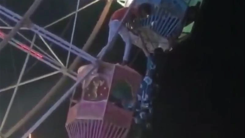 Chhattisgarh Viral Video: নাগর দোলনা ছিটকে গেলেন মহিলা, যুবকের তৎপরতায় বাঁচল প্রাণ, ভাইরাল ভিডিয়ো