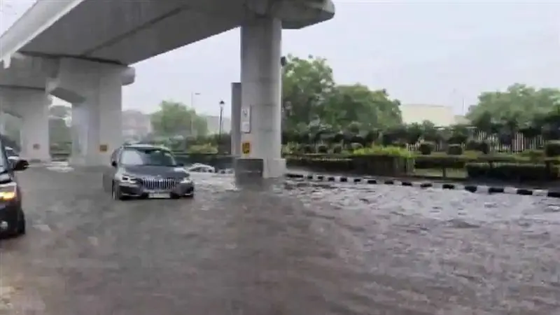 BMW Stuck In Flooded Road Video: বন্যায় আটকে গেল বিএমডব্লিউ, জলের স্রোত বেয়ে এগোতে পারল না বহুমূল্য গাড়ি, দেখুন ভিডিয়ো