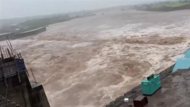 Cloudburst Video: মেঘভাঙা বৃষ্টিতে ভাসছে মহারাষ্ট্র, দেখুন সেই ভয়াবহ ভিডিয়ো