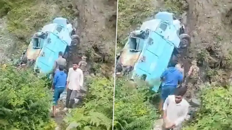 Jammu And Kashmir: বড়সড় দুর্ঘটনার মুখে সিআরপিএফের গাড়ি, পরপর জওয়ানদের মৃত্যুর খবর