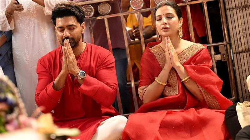 DEV-Subhashree Ganguly: বড় মা-র মন্দিরে দেব-শুভশ্রী, লাল পোশাকে সেজে আশীর্বাদ নিলেন একসঙ্গে, দেখুন ভিডিয়ো