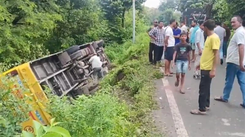 School Bus Overturned: স্কুল বাস উল্টে বহু শিক্ষার্থী আহত, দেখুন ভিডিও