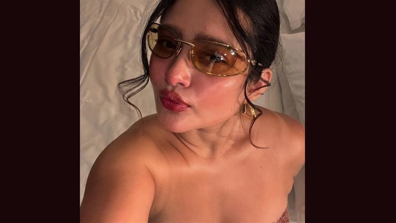 Ena Saha's Dance: জামার বোতাম খোলা একটা, দুটো, সুন্দরী এনা সাহার নাচ মন কাড়ল ভক্তদের, দেখুন