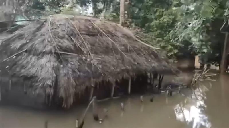 Odisha Flood Video: বন্যায় ভাসছে ওড়িশা, জলে পড়ে ভেসে গেলেন ৩ বাইক আরোহী, তারপর.. দেখুন ভিডিয়ো