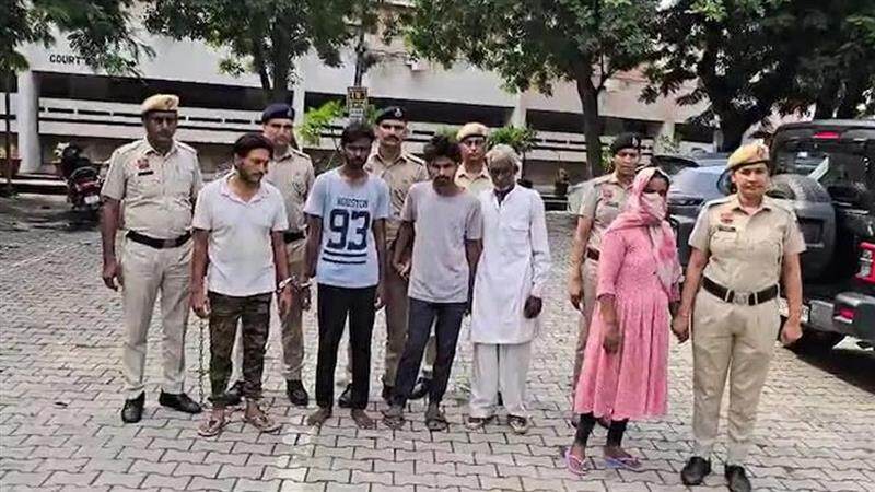 Gurugram Shocker: প্রতিবেশীর সঙ্গে মাকে ঘনিষ্ঠ মুহূর্তে দেখে বাবাকে বলে দিল মেয়ে, তারপর...?