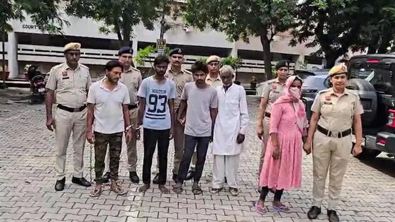 Gurugram Shocker: প্রতিবেশীর সঙ্গে মাকে ঘনিষ্ঠ মুহূর্তে দেখে বাবাকে বলে দিল মেয়ে, তারপর...?