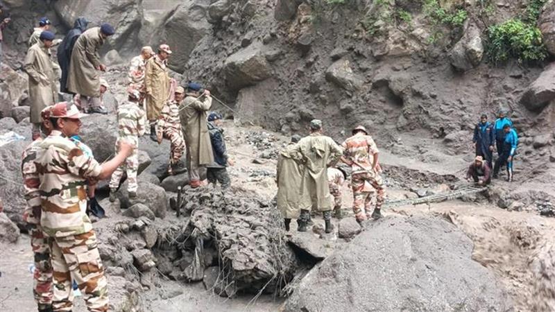 Flash Floods in Himachal Pradesh: উত্তরাখণ্ডের পর প্রকৃতির রোষানলে হিমাচল, আচমকা মেঘ ভাঙা বৃষ্টির জেরে তৈরি বন্যা পরিস্থিতি