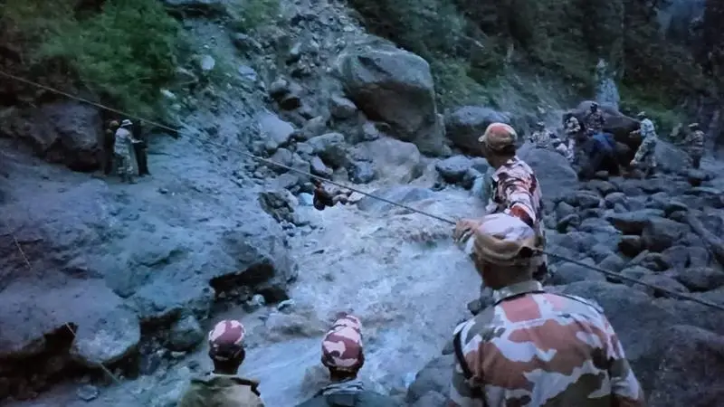 Himachal Pradesh Flash Flood: দেবভূমিতে বিপর্যয়ের পর হিমাচলে 'অশনি', হঠাৎ বন্যায় দুর্দশা, উদ্ধারে জওয়ানরা দেখুন