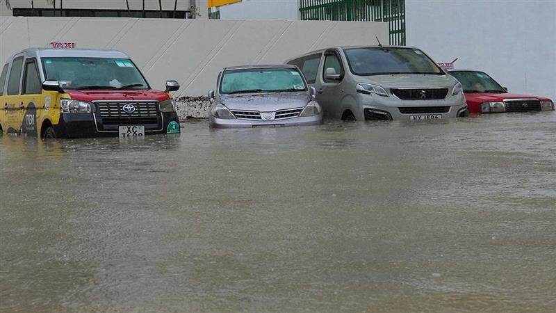 Hong Kong Floods: জলে ভাসছে হংকং, ধসের ঘায়ে ভাঙছে রাস্তাঘাট, দেখুন কী ভয়াবহ পরিস্থিতি