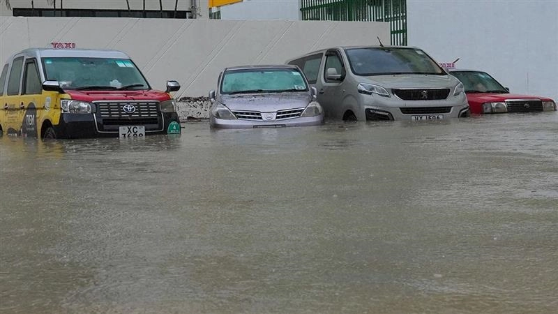 Hong Kong Floods: জলে ভাসছে হংকং, ধসের ঘায়ে ভাঙছে রাস্তাঘাট, দেখুন কী ভয়াবহ পরিস্থিতি