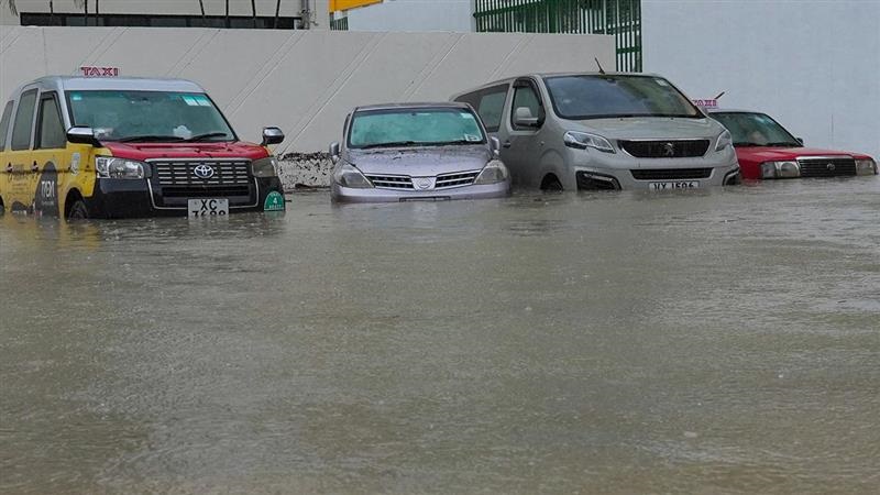 Hong Kong Floods: জলে ভাসছে হংকং, ধসের ঘায়ে ভাঙছে রাস্তাঘাট, দেখুন কী ভয়াবহ পরিস্থিতি