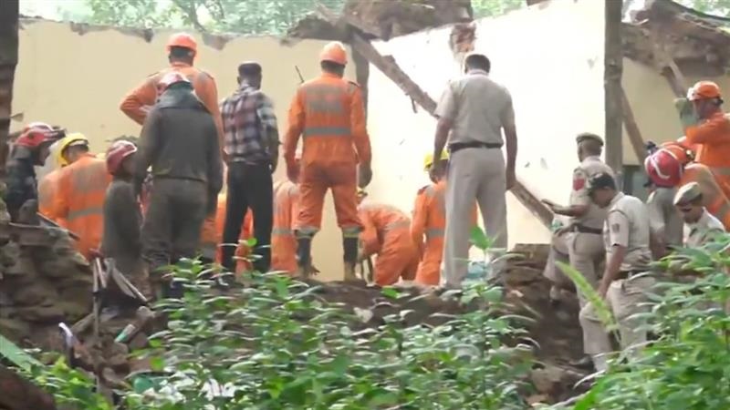 Humayun's Tomb Collapses: হুড়মুড়িয়ে ভেঙে পড়ল হুমায়ুনের সমাধিসৌধ, স্বাধীনতা দিবসে কতজন আটকে পড়েছেন খবর নেই