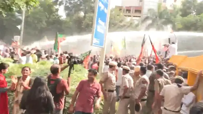 Delhi Police: বিজেপি নেতা-কর্মীদের ছত্রভঙ্গ করতে জলকামান ব্যবহার দিল্লি পুলিশের, দেখুন ভিডিও